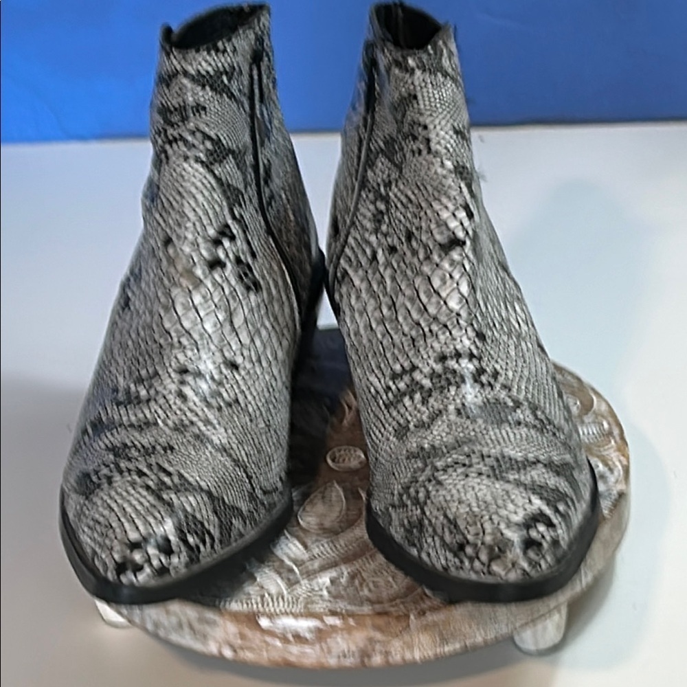 SHAYANNE WHITE LEATHER, FAUX SNAKESKIN DESIGN, WESTERN COWBOY BOOTIES SIZE 7.5